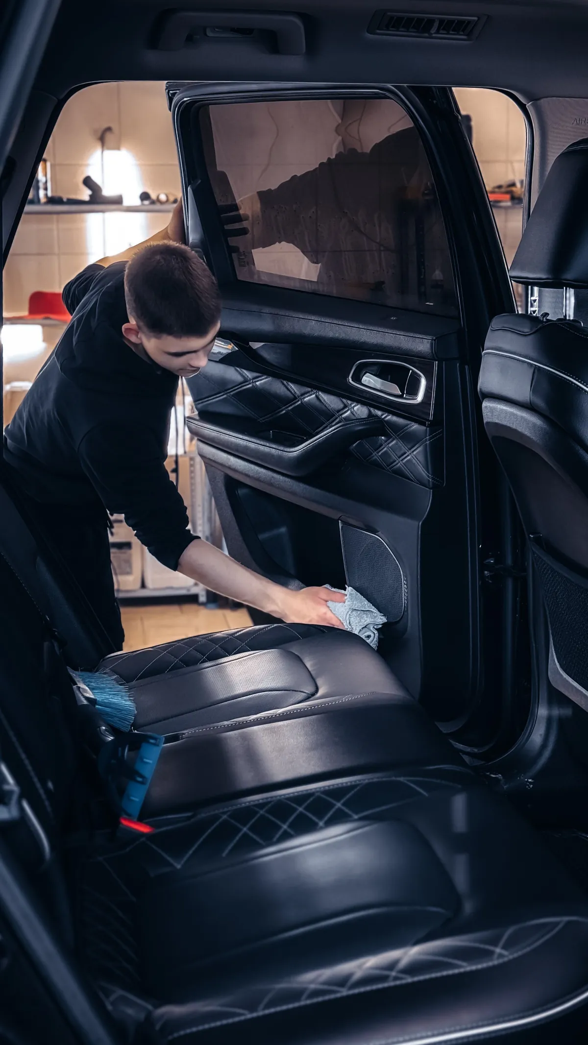 Profesional limpiando el interior de un automóvil